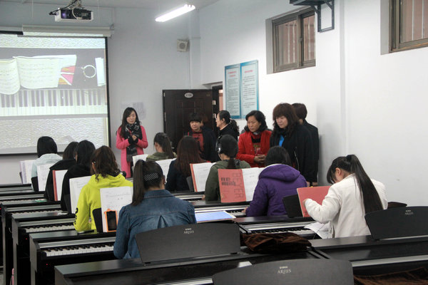 与会专家参观学前教育实训室